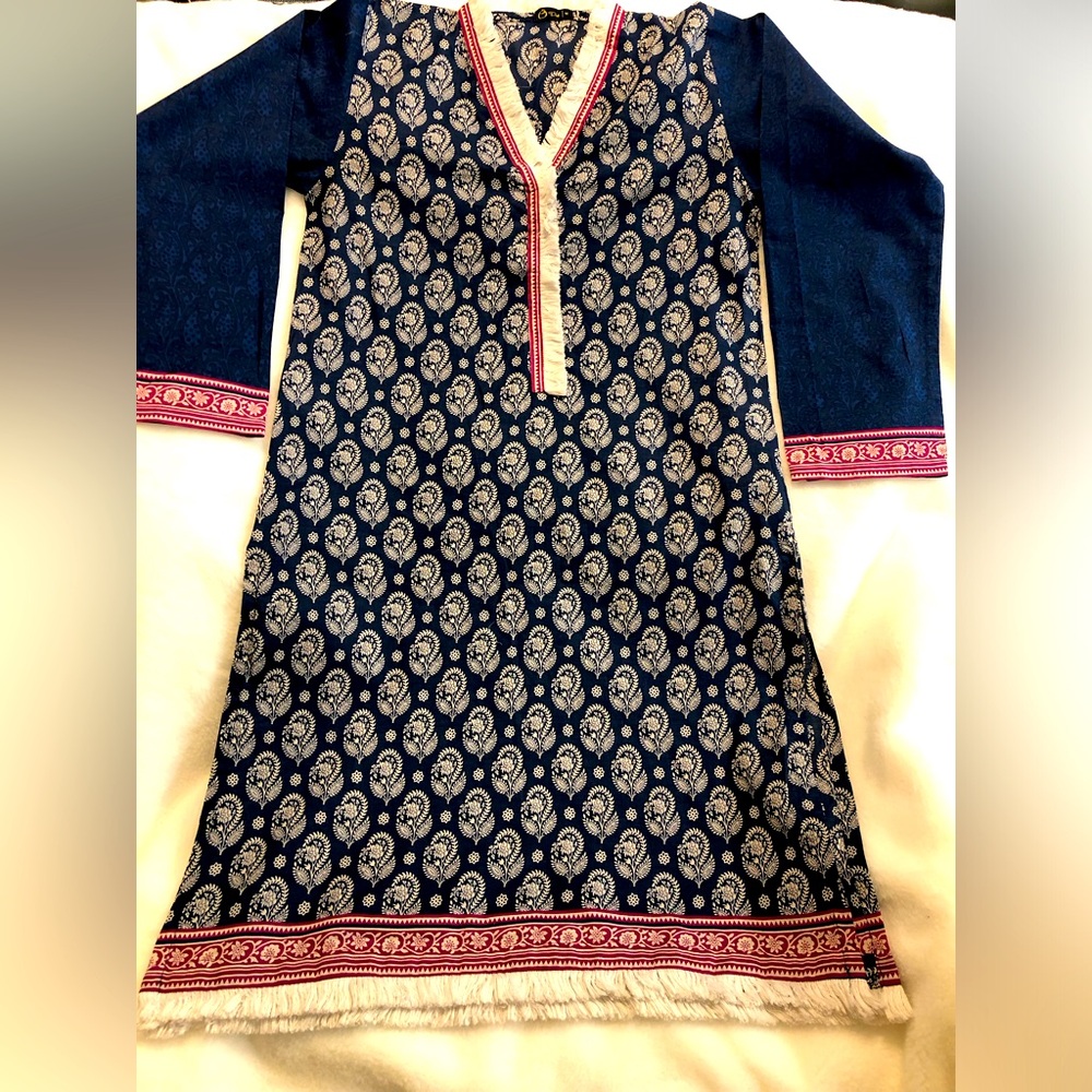 Pakistani Two piece printed Kameez and dupatta dress.
